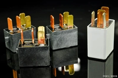 Hva er forskjellen mellom 4-pin relé og 5-pin relé